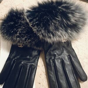 Elegant Black Leather Gloves with Faux Fur Trim